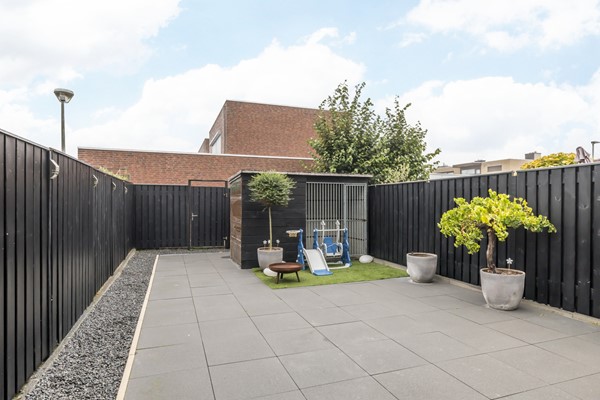 Foto - Te koop: In Landgraaf op een zeer kindvriendelijke locatie bevindt zich deze nette en moderne instapklare energiezuinige tussenwoning uit 2008